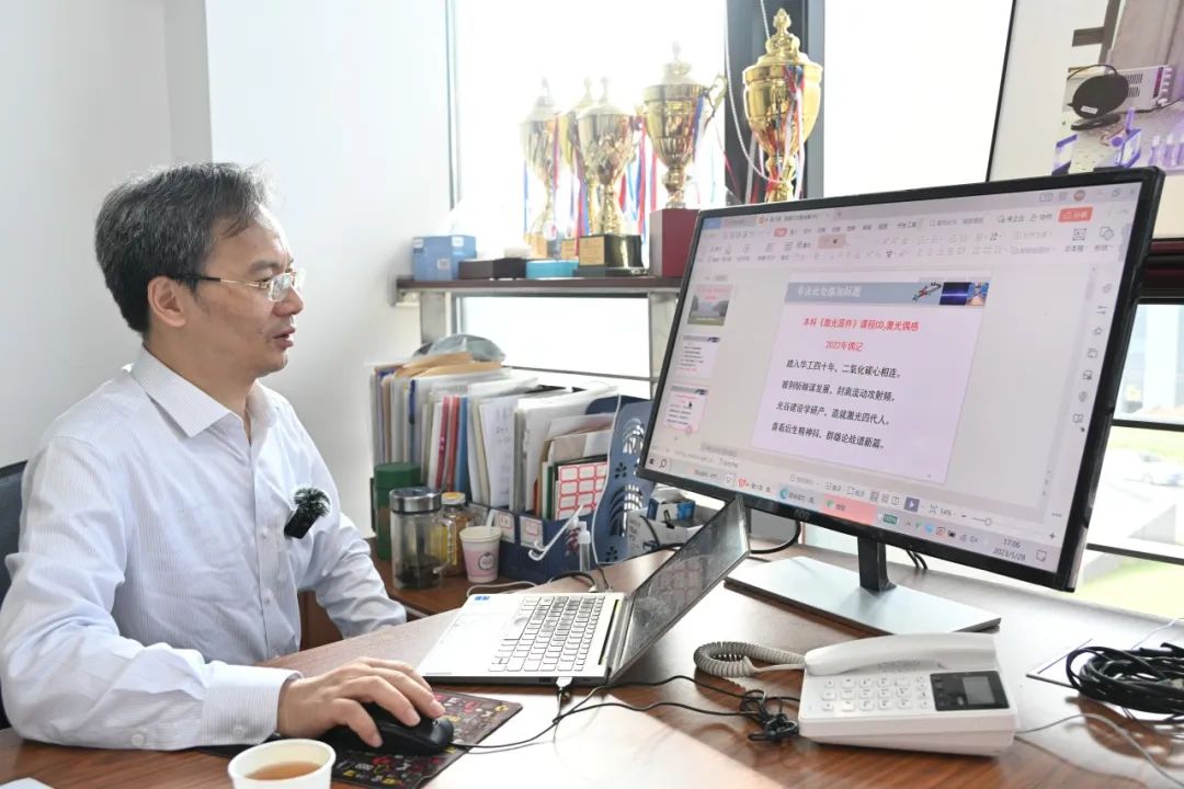 導(dǎo)學(xué)思政 | 把每一個(gè)學(xué)生當(dāng)自己的孩子——走進(jìn)光學(xué)與電子信息學(xué)院唐霞輝教授團(tuán)隊(duì)